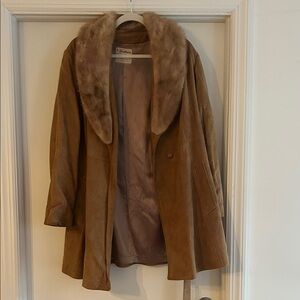 Vintage Women's Tan Coat with Fur Collar